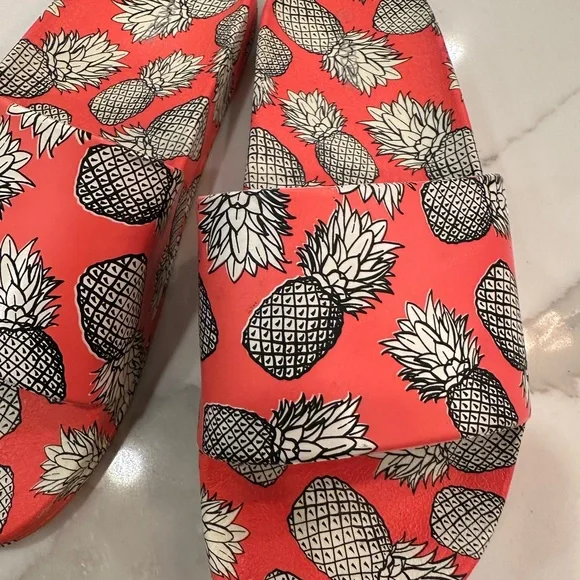 Slippers - Picture 2 of 6